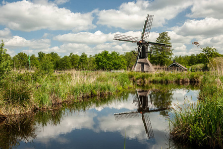 典型的荷兰 spinnekop 磨房在国家风景 weerribben 和威登在 Giethoorn 和 Kalenberg 附近