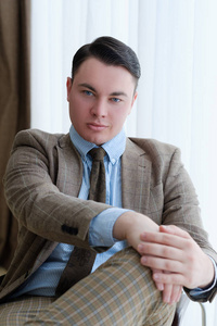 自我满足自鸣得意的自我满足的商业人傻笑公司照片