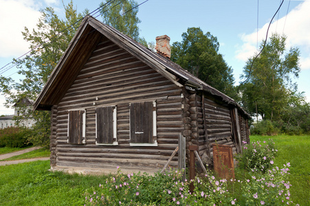 农村老房在俄罗斯乡村的老木房子照片