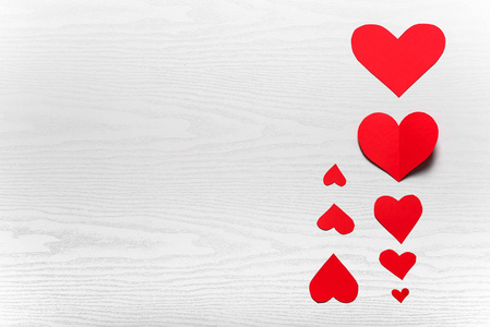 木白色背景与红色的心。情人节的概念