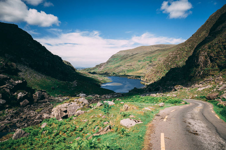 邓洛伊的风景秀丽的路, 狭窄的山通行证在县克里, 爱尔兰与 Augher 湖在背景