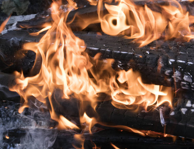 篝火燃烧火焰, 烧毁木柴和烟雾特写, 可用作背景或纹理照片