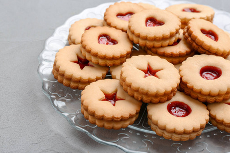 传统圣诞 Linzer 饼干, 盘子里有甜果酱