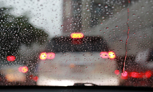 模糊交通在雨天与路看法通过汽车