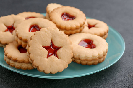 传统圣诞 Linzer 饼干, 盘子里有甜果酱