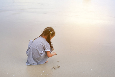沙滩上的肖像孩子女孩玩沙子