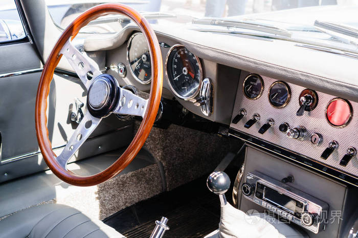 经典的老式汽车的内部