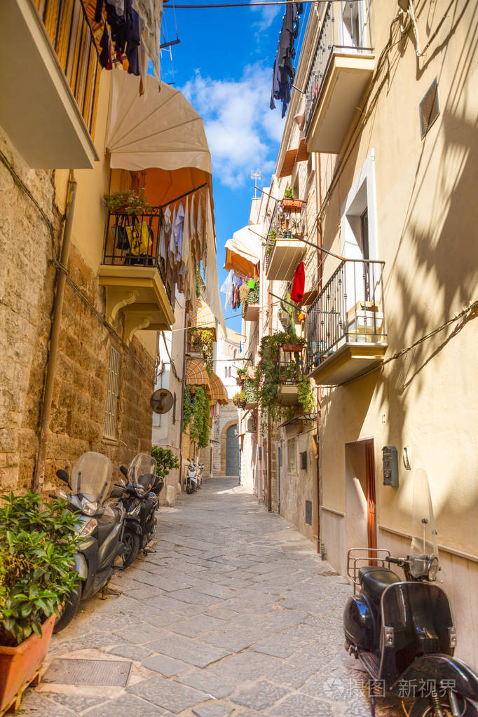 在城市巴里意大利的一个狭窄的阳光街道的看法