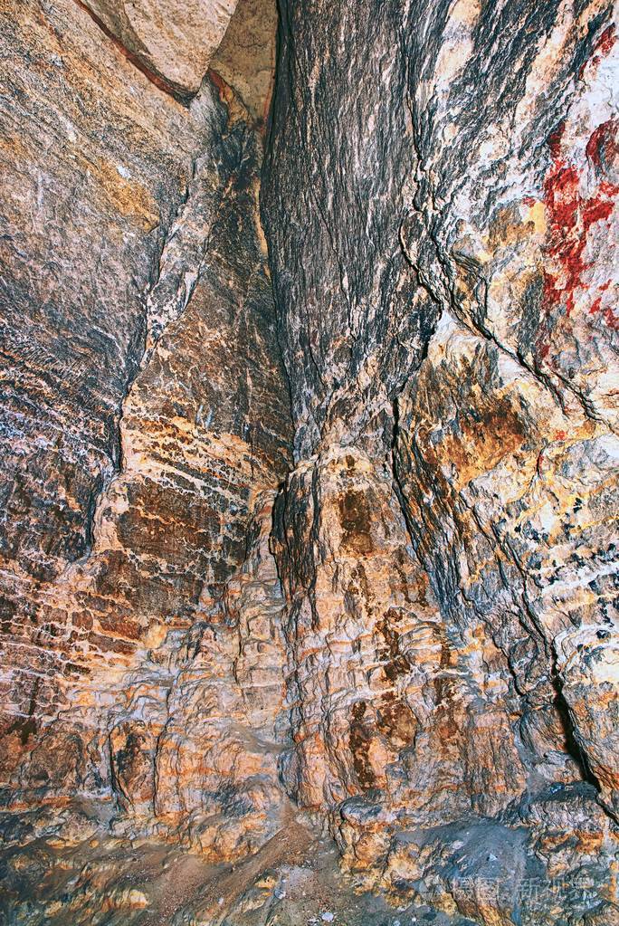 看成一个空的中世纪墓穴用沙子和石块在橙色砂岩岩石上开挖的隧道