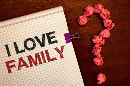 概念性手写显示我爱家人。商业照片展示好感情亲情细心为您的母亲父亲
