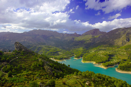 美丽的湖在西班牙的山。El 柏嘉德 Guadalest 景观