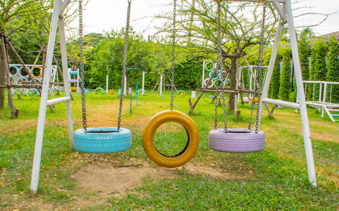 公园里儿童用旧轮胎做的秋千椅照片