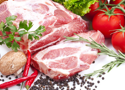 原料蔬菜静物与原料肉和新鲜蔬菜照片