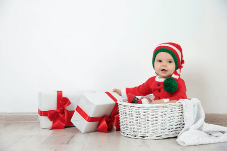 可爱的小宝宝穿着圣诞服装在篮子在家