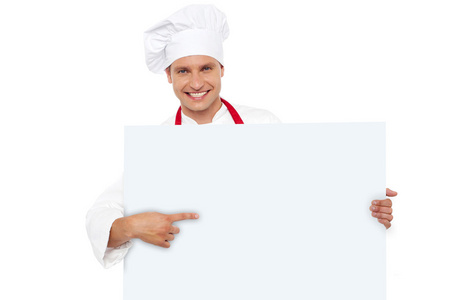 厨师指着空白的白色广告牌