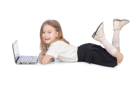 可爱的女孩与白色的笔记本电脑