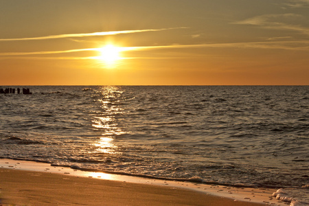 在暑假期间在海边炫彩日落