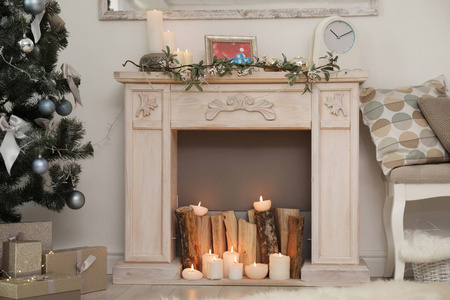 装饰壁炉和圣诞树与礼品盒在时尚客厅内饰