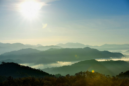 美丽的天空和金色的云彩。日出前的群山。清晨。太阳从山顶升起