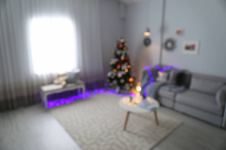 与美丽的圣诞树的客厅模糊的看法