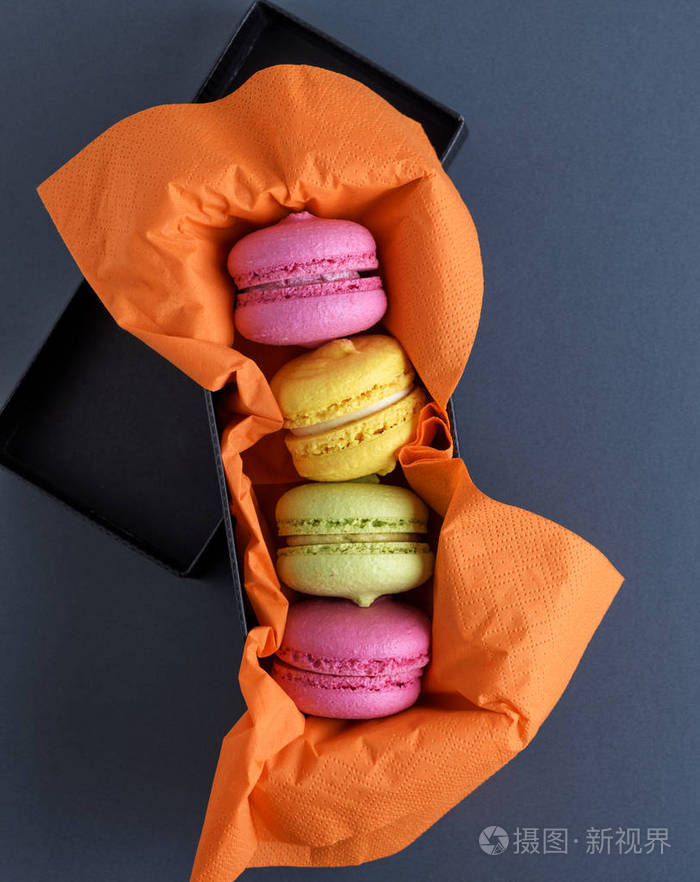 彩色马卡龙橙色餐巾顶部视图