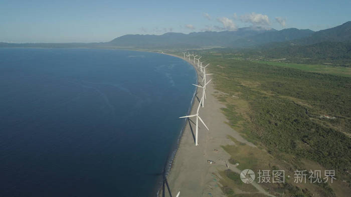 太阳能农场与风车。菲律宾吕宋