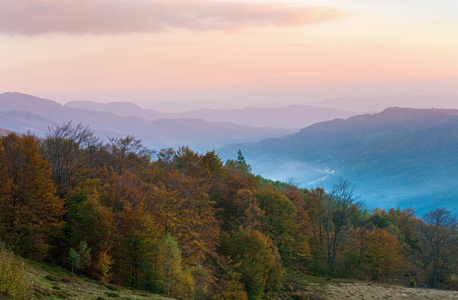 初秋的傍晚山风景图片