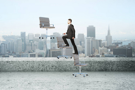 商人攀登抽象浮动椅子屋顶景观背景。成功与工作理念