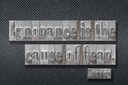 无知是恐惧的根源古罗马哲学家塞里金属凸版在深色背景下的报价