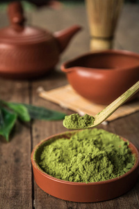 酿造绿茶粉, 仍然生活与日本旳配件和绿茶在碗里