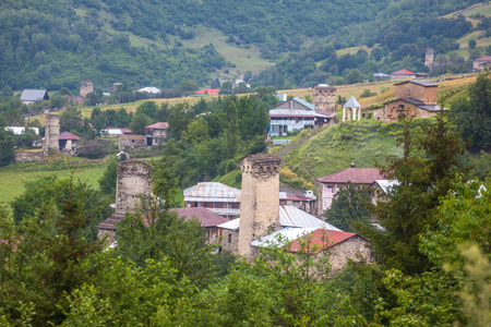 上斯瓦涅季亚与中世纪塔楼的乡村美景