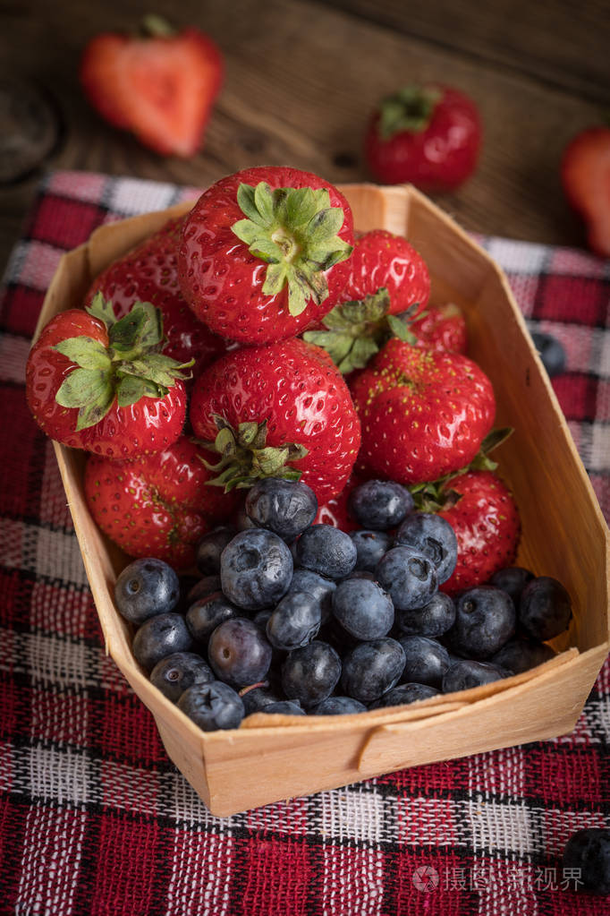 草莓和蓝莓在木盒子里