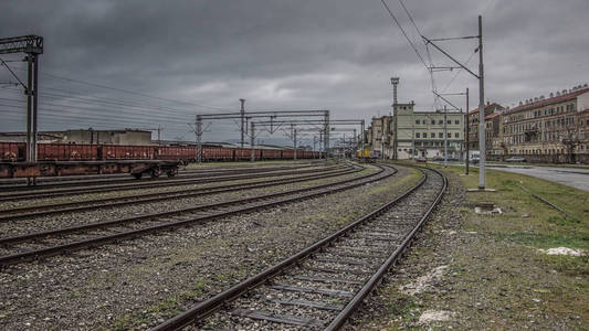 在工业火车站的铁路小道全景。克罗地亚里耶卡的老工业区
