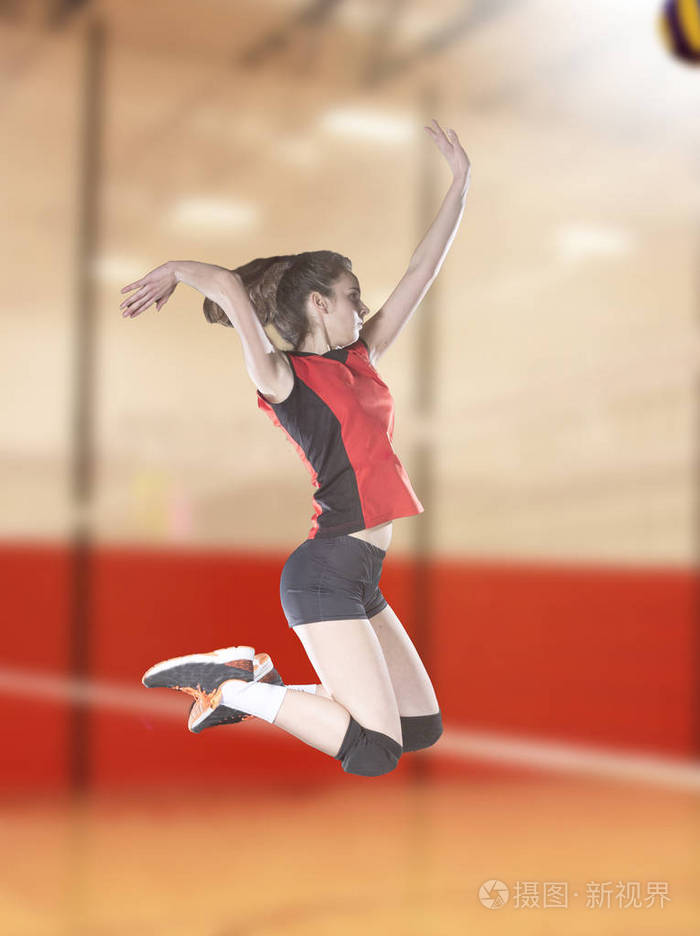 女子排球运动员在 vollayball 球场上跳跃特写