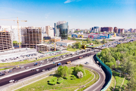 高速公路交叉口的鸟瞰图。大城市的路口