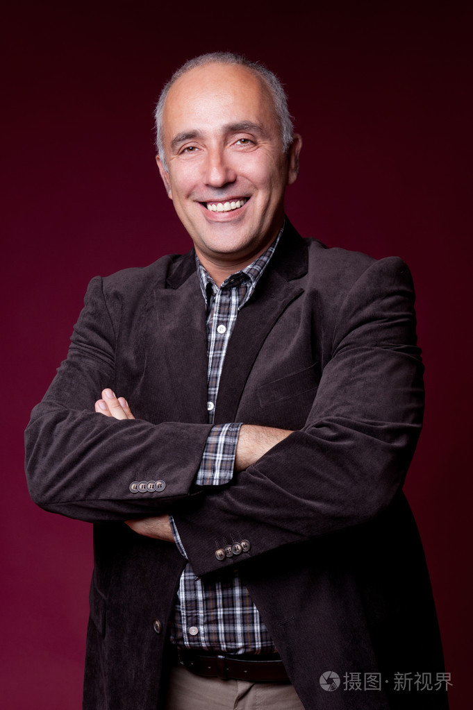 成功的成年男人微笑