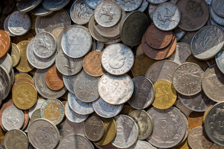 各种货币的旧金属硬币 collectiions