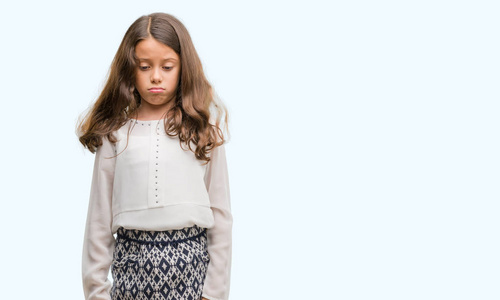 靠在他的厨房设置的情感可爱的女孩,生气,有点惊讶,哭了,恐惧,微笑想