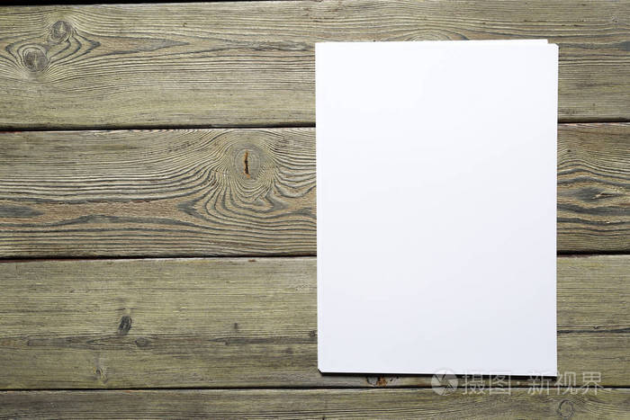 木桌上的白色名片空白肖像a4