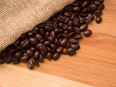 在木材上的麻布袋咖啡豆