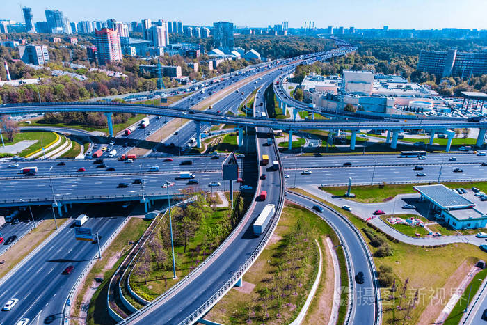 高速公路交叉口的鸟瞰图大城市的路口