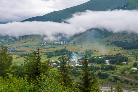 上斯瓦涅季亚与中世纪塔楼的乡村美景