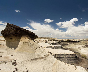 新墨西哥的沙漠风景与奇怪的岩石形成