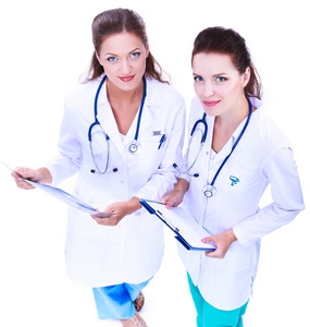 两位年轻的女医生，站在医院