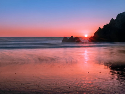 在日落时的加州海岸线