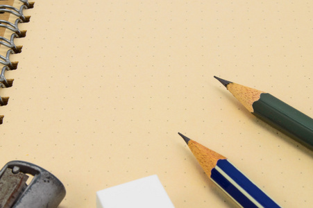 两个木制铅笔 橡皮擦 卷笔刀回收笔记本背景上