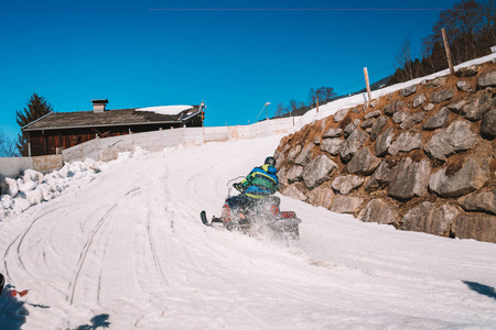 2018年3月15日。Saalbach, 奥地利。在奥地利阿尔卑斯山中部的一条赛道上骑着雪地车的年轻人