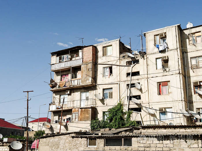 破旧的房屋与贫困人口, 移民.无需修复