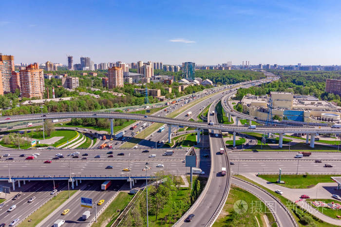 高速公路交叉口的鸟瞰图大城市的路口