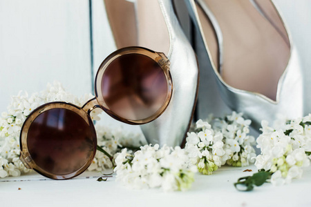 女性时尚太阳镜和鞋子